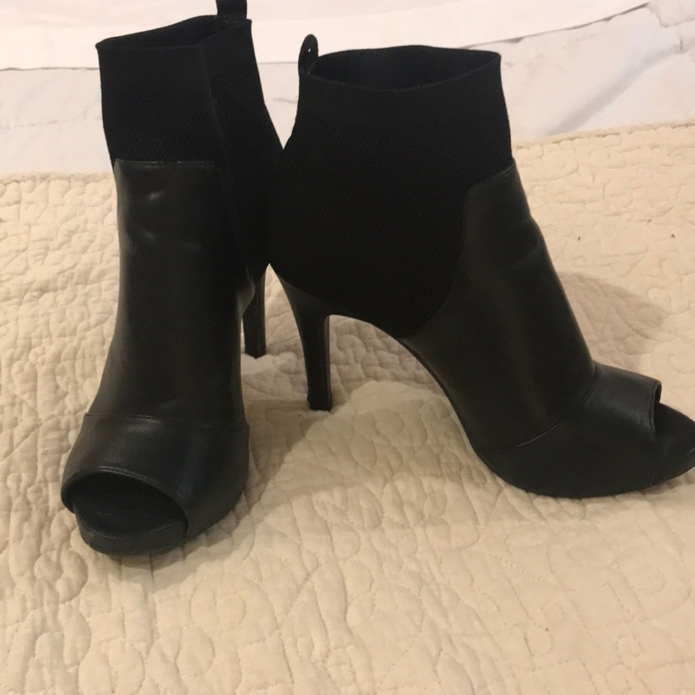 Simply Vera Peep toe black heeled ankle shoe